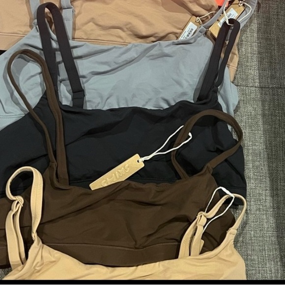 Skims Scoop Neck Bra - Picture 3 of 12